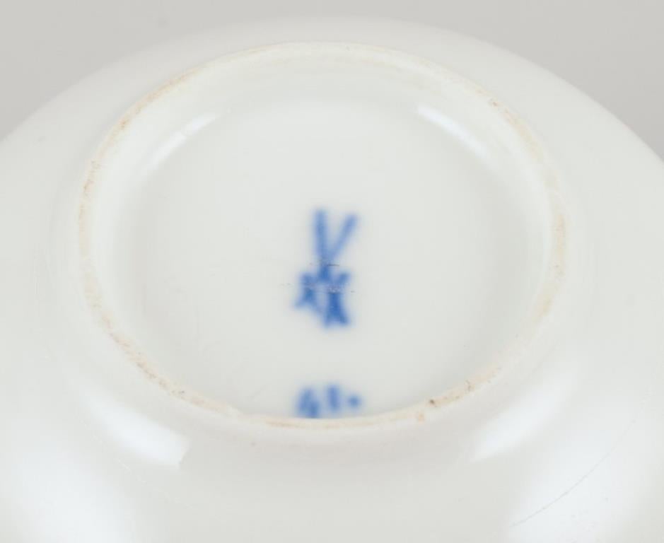Meissen, Alemania, Viña de hiedra verde, dos grandes tazas de café de porcelana con platillos. en venta 1