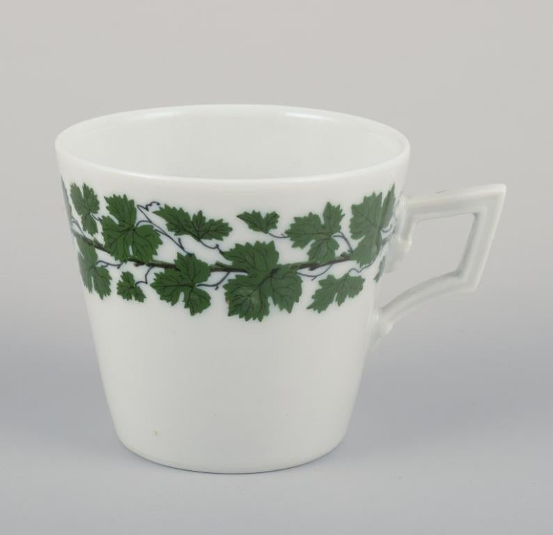 Smaltato Meissen, Germania, Greene & Greene, due tazze da caffè in porcellana con piattini. in vendita