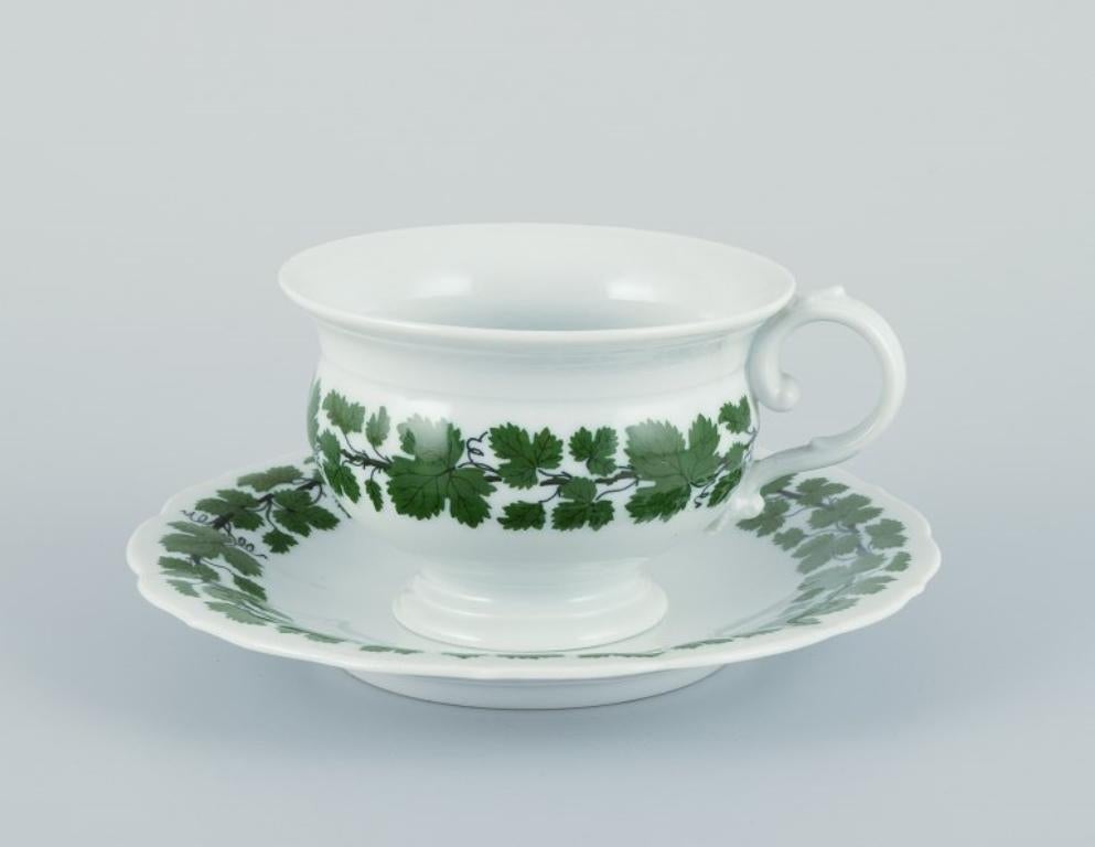 Meissen, Germania, Greene & Greene Vite.
Un set di quattro tazze e piattini da caffè grandi.
Metà del XX secolo.
Contrassegnato.
Condizioni perfette.
Qualità di fabbrica mista.
Tazza: Diametro 9,2 cm. senza manico x Altezza 6,0 cm.
Piattino: