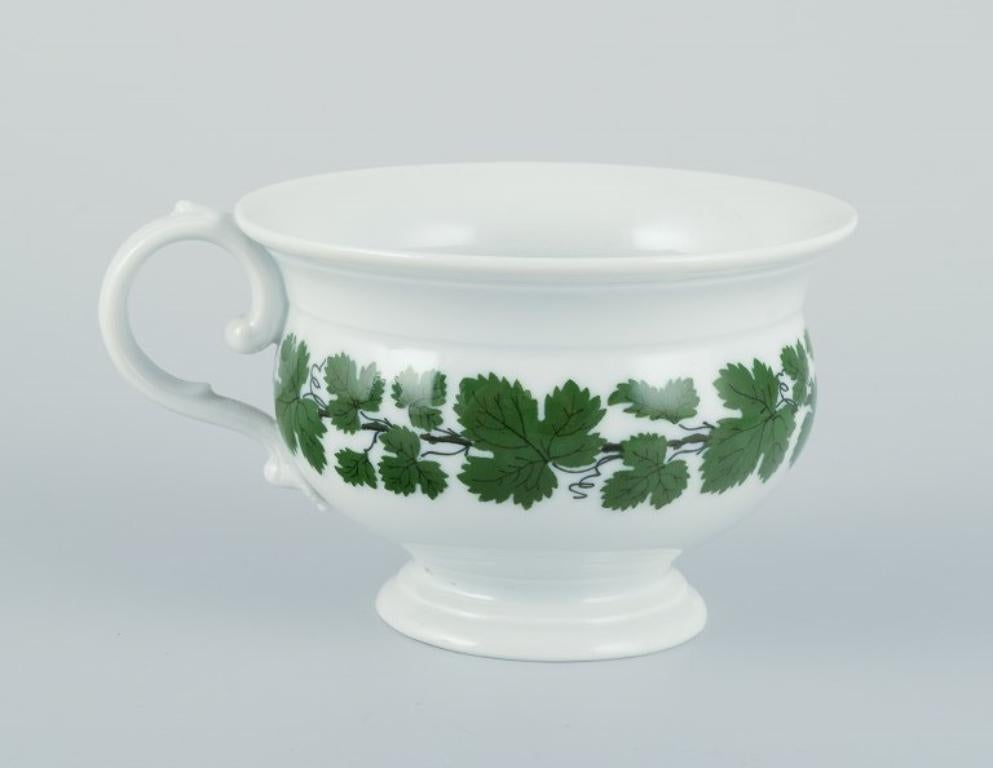 XX secolo Meissen, Germania, Greene & Greene. Set di quattro grandi tazze e piattini da caffè. in vendita
