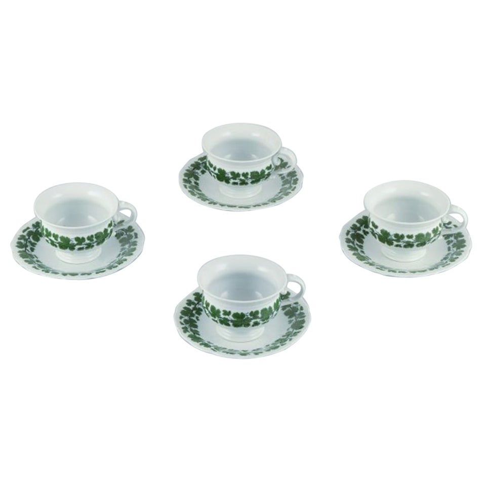 Meissen, Allemagne, Green Ivy Vine. Ensemble de quatre grandes tasses à café et soucoupes
