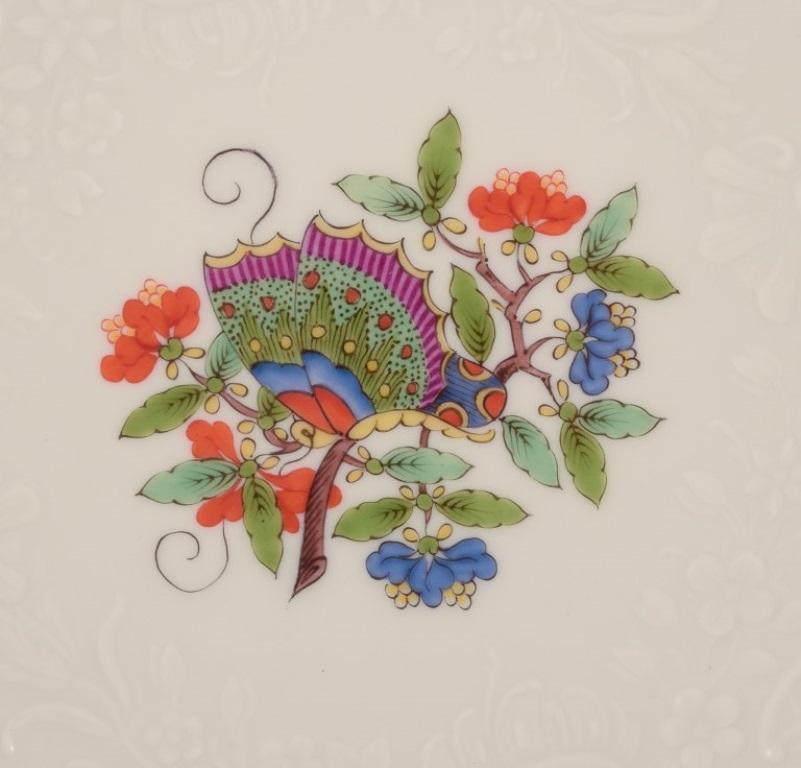 Meissen, Allemagne. Assiette plate peinte à la main, représentant un papillon sur une Branch et des motifs floraux polychromes. Bordure en or.
Vers les années 1930.
Marqué.
En parfait état.
Première qualité d'usine.
Dimensions : Diamètre 25,0 cm x