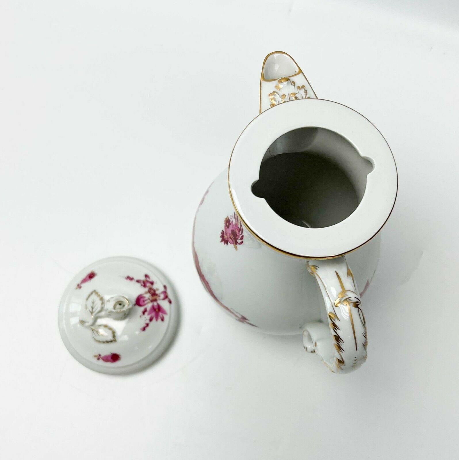 20ième siècle Cafetière ou pot à chocolat en porcelaine peint à la main, dragon kakiemon de Meissen, Allemagne