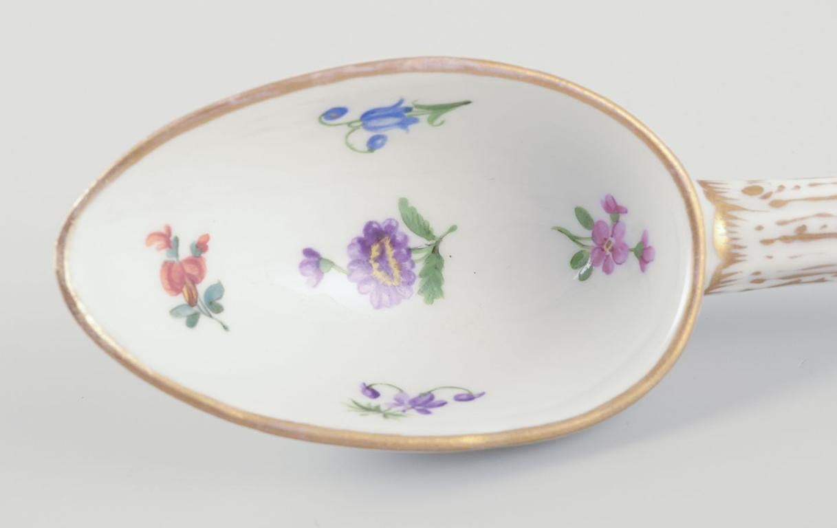 Meissen, Germany. Large antique porcelain spoon. 19th C. In Excellent Condition For Sale In København, Copenhagen