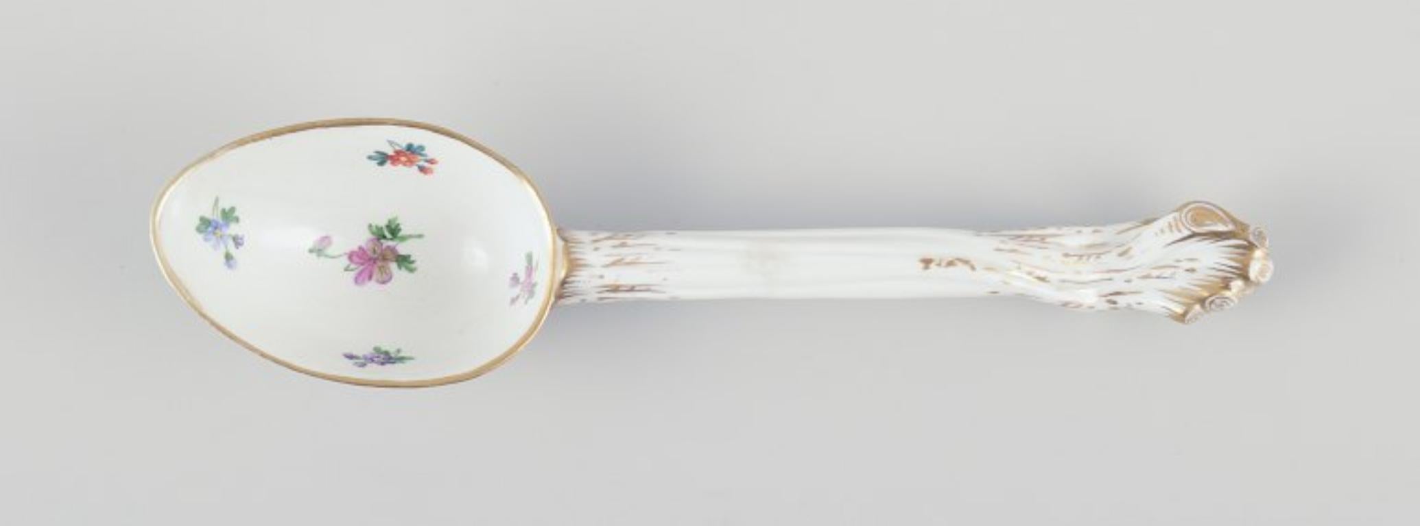 Meissen, Alemania. Gran cuchara antigua de porcelana con motivos florales, S. XIX Alemán en venta