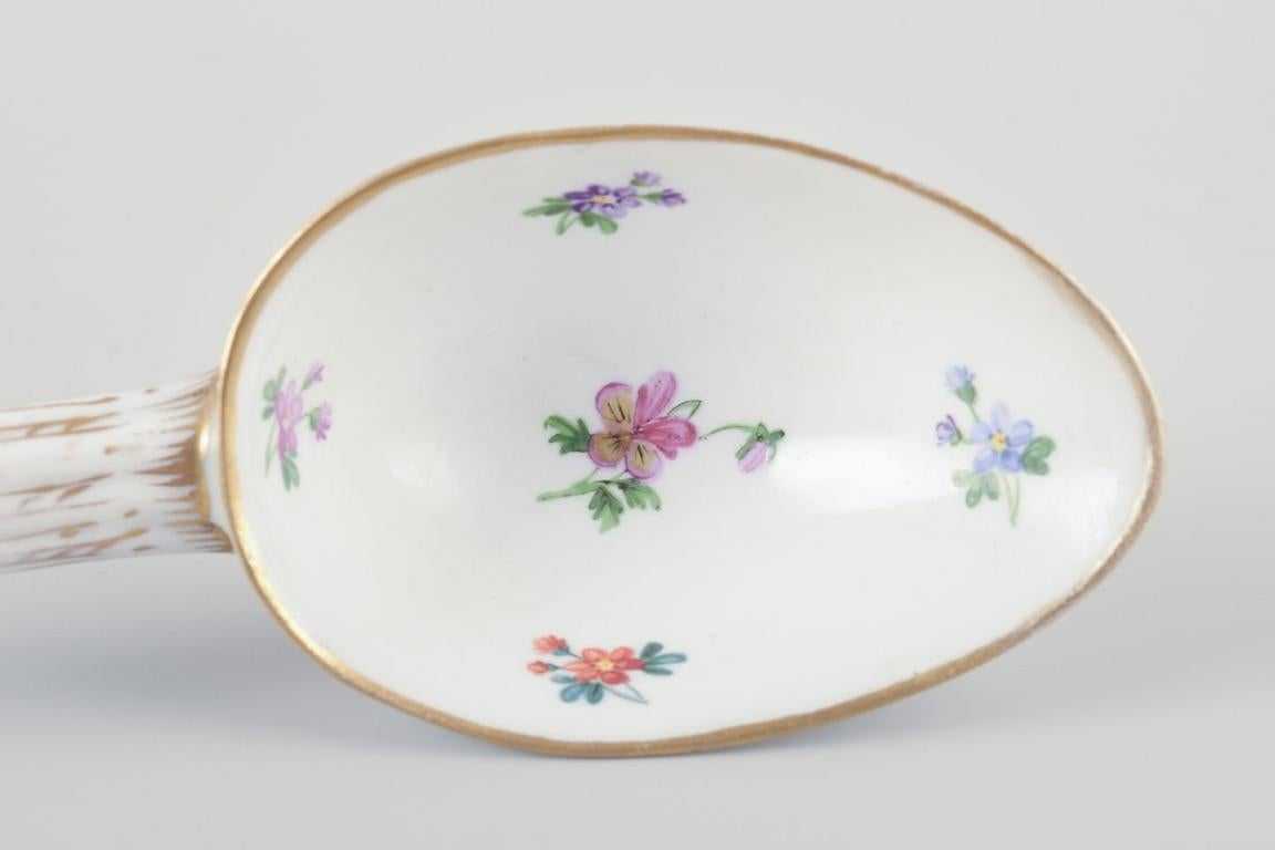 Meissen, Alemania. Gran cuchara antigua de porcelana con motivos florales, S. XIX en Excelente estado para la venta en København, Copenhagen