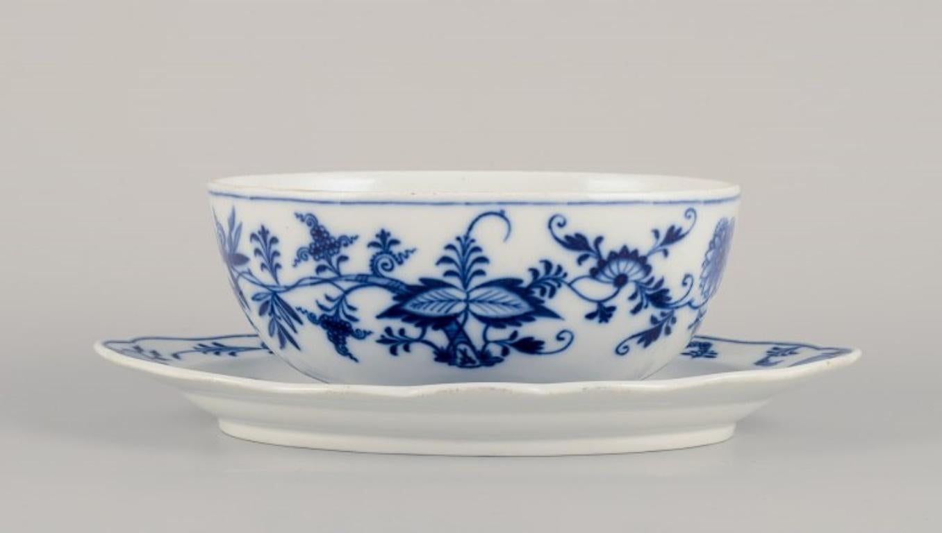Meissen, Alemania. Salsera grande con motivos Blue Onion.
Pintado a mano en azul.
Aproximadamente en 1900.
Marcado.
Perfecto estado.
Tercera calidad de fábrica.
Dimensiones: Largo 25,0 cm x Ancho 17,0 cm x Alto 8,5 cm.