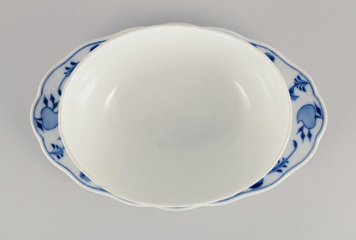 Meissen, Alemania. Salsera grande de porcelana con motivos Blue Onion. Pintado a mano en venta