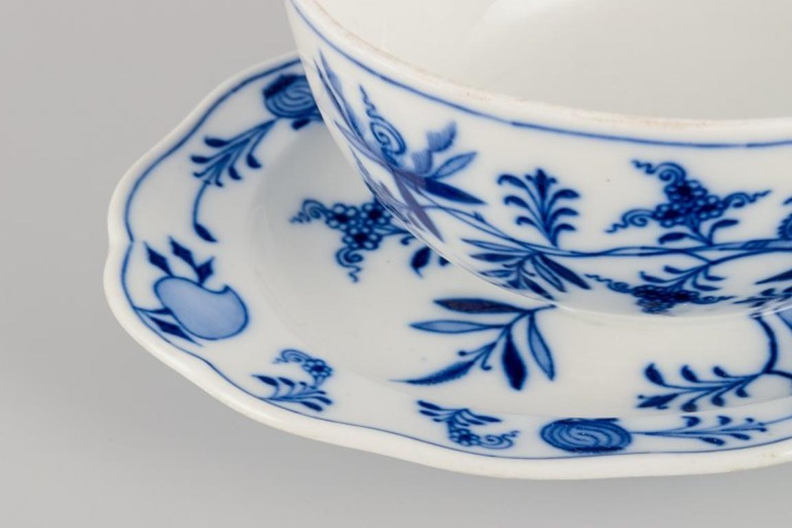 Meissen, Alemania. Salsera grande de porcelana con motivos Blue Onion. en Excelente estado para la venta en Copenhagen, DK