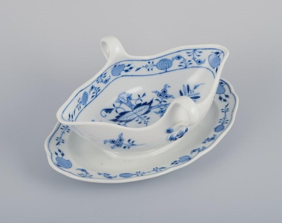Meissen, Germania, grande barca per la salsa Blue Onion a piedi. 
Decorato a mano con fiori blu. 
Metà del XX secolo. 
Contrassegnato. 
Condizioni perfette. Terza qualità di fabbrica. 
Dimensioni: L 26,0 cm x H 11,0 cm.