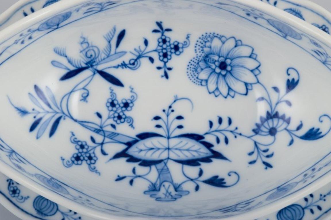 Dipinto a mano Meissen, Germania, grande barca per la salsa Blue Onion a piedi. in vendita