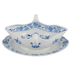 Meissen, Alemania, gran barco de salsa de cebolla azul a pie.