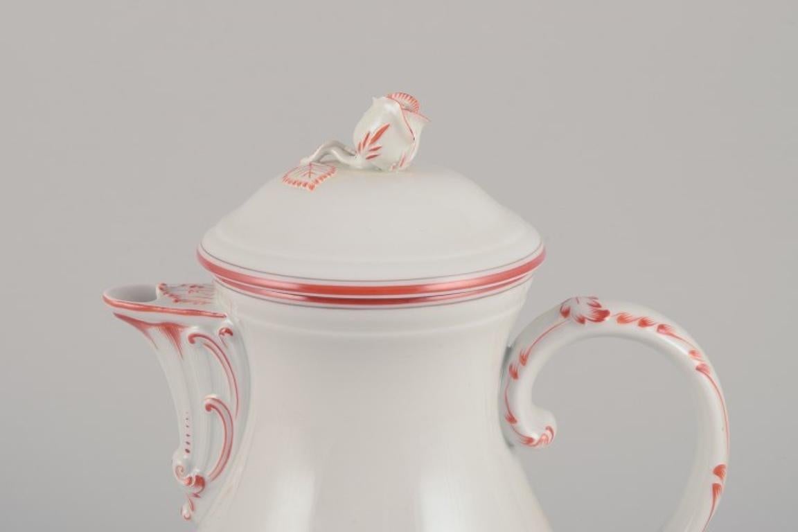Meissen, Alemania. Cafetera grande decorada con ribetes rojo coral. Alemán en venta