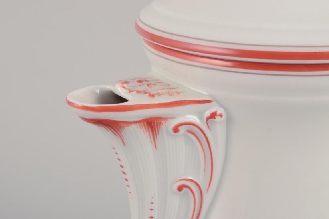 Meissen, Alemania. Cafetera grande decorada con ribetes rojo coral. Glaseado en venta