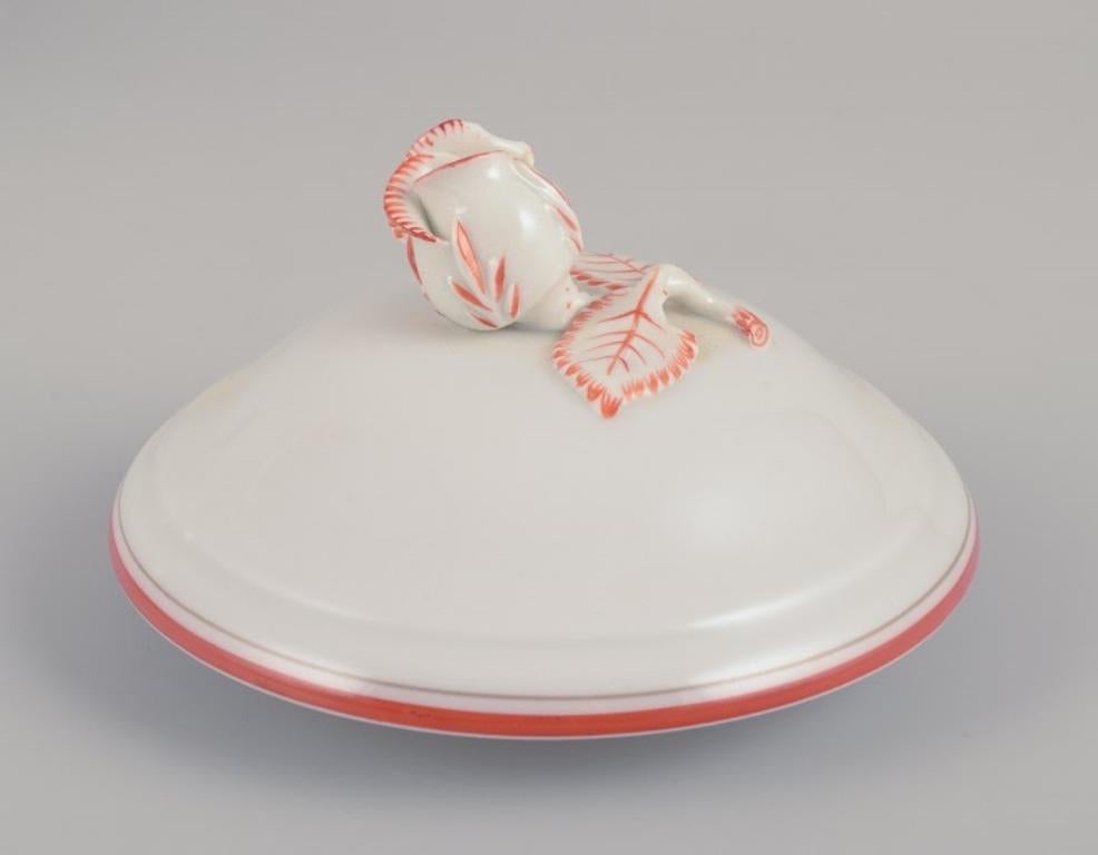Meissen, Alemania. Cafetera grande decorada con ribetes rojo coral. en Bueno estado para la venta en Copenhagen, DK