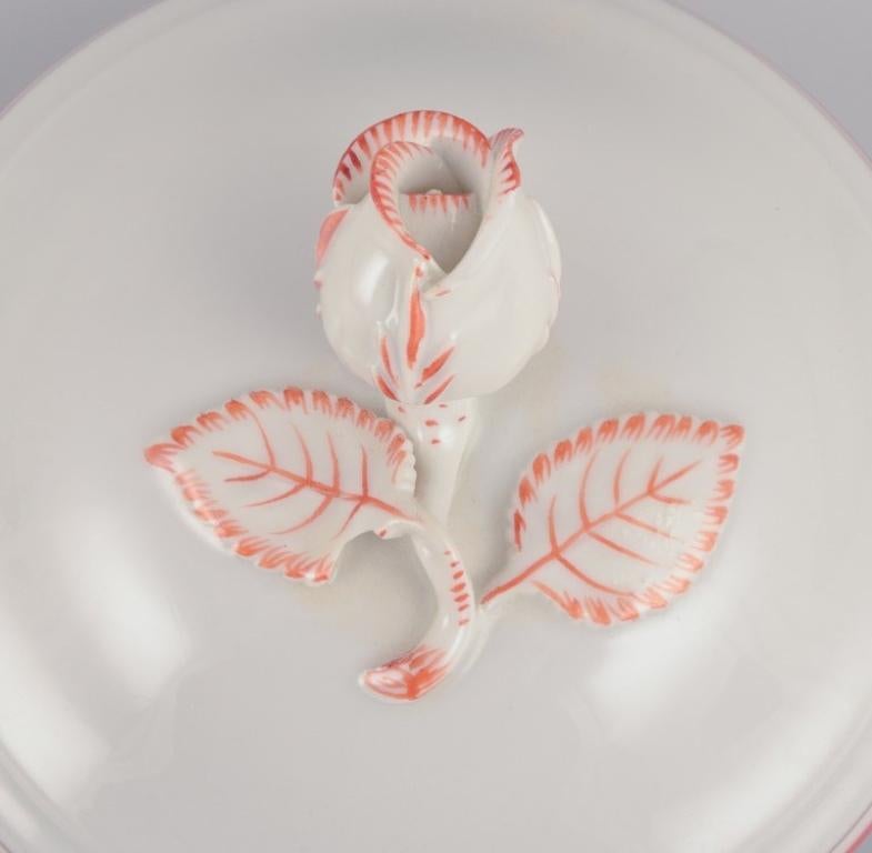 Meissen, Alemania. Cafetera grande decorada con ribetes rojo coral. mediados del siglo XX en venta