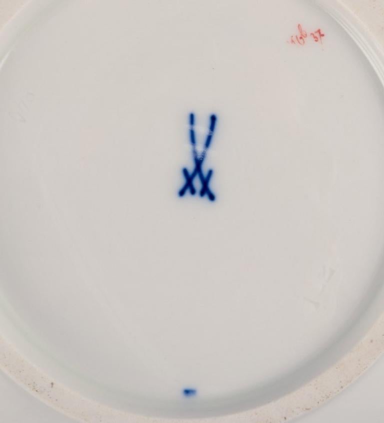 Meissen, Alemania. Cafetera grande decorada con ribetes rojo coral. Porcelana en venta