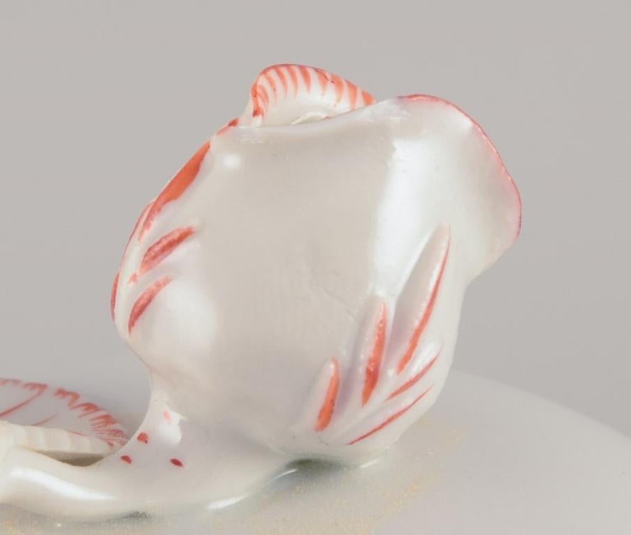Meissen, Alemania. Cafetera grande decorada con ribetes rojo coral. en venta 1