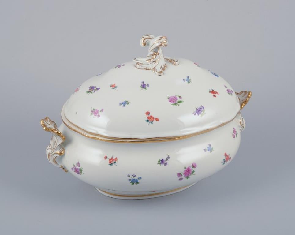 Meissen, Alemania, sopera grande de porcelana con tapa.
Pintado a mano con motivos florales policromados, borde dorado.
Ca. 1920.
Marcado.
Primera calidad de fábrica.
En perfecto estado. Parece sin usar.
Dimensiones: L 35,5 cm x An 24,0 cm x Al 24,0