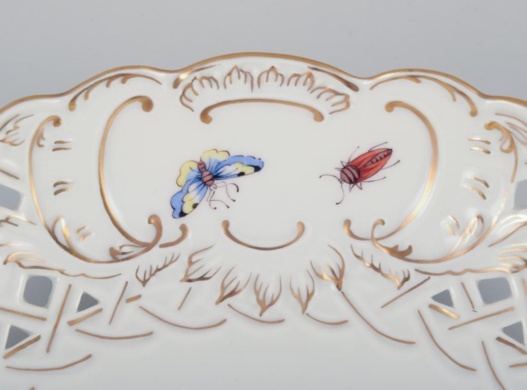 Meissen, Allemagne. Grand bol ouvert en porcelaine avec motif d'oiseaux et d'insectes Excellent état - En vente à Copenhagen, DK