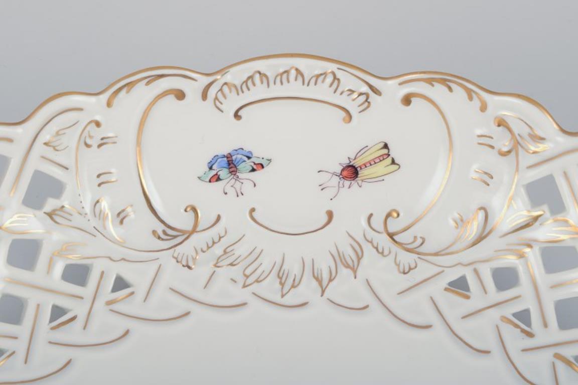 Porcelaine Meissen, Allemagne. Grand bol ouvert en porcelaine avec motif d'oiseaux et d'insectes en vente