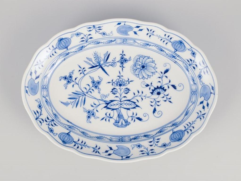 Hand-Painted Meissen, Germany. Large oval Blue Onion pattern serving platter.  For Sale