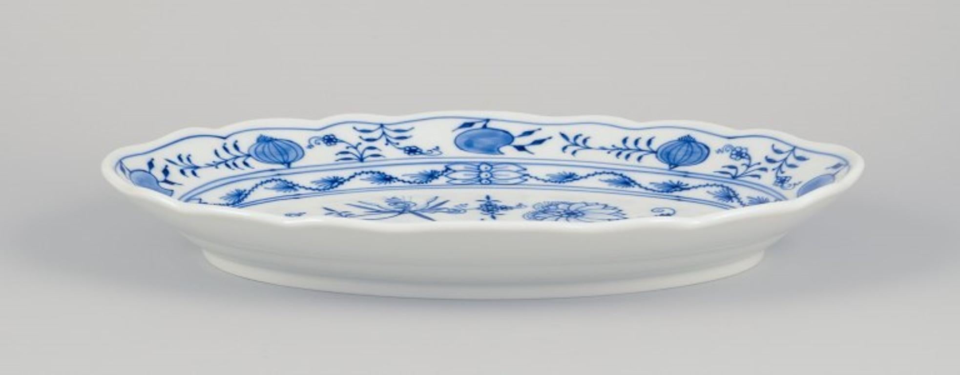 Meissen, Germany. Large oval Blue Onion pattern serving platter. Hand-painted.
Mid-20th century.
Marked.
First factory quality.
In perfect condition.
Dimensions: Length 35.2 cm x Width 26.0 cm x Height 4.6 cm.
