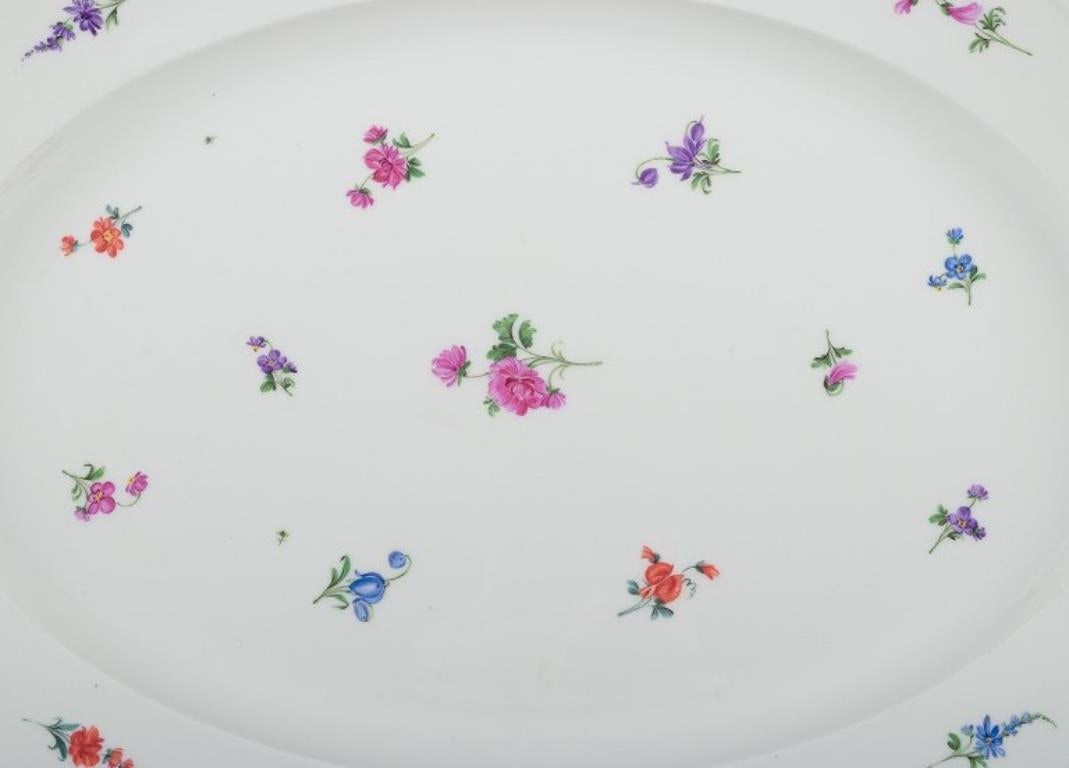 Meissen, Germania, grande piatto da portata ovale.
Dipinto a mano con motivi floreali policromi, bordo dorato.
Approssimativamente dagli anni '20.
Contrassegnato.
Prima qualità di fabbrica.
Condizioni perfette.
Dimensioni: Lunghezza 40,0 cm x