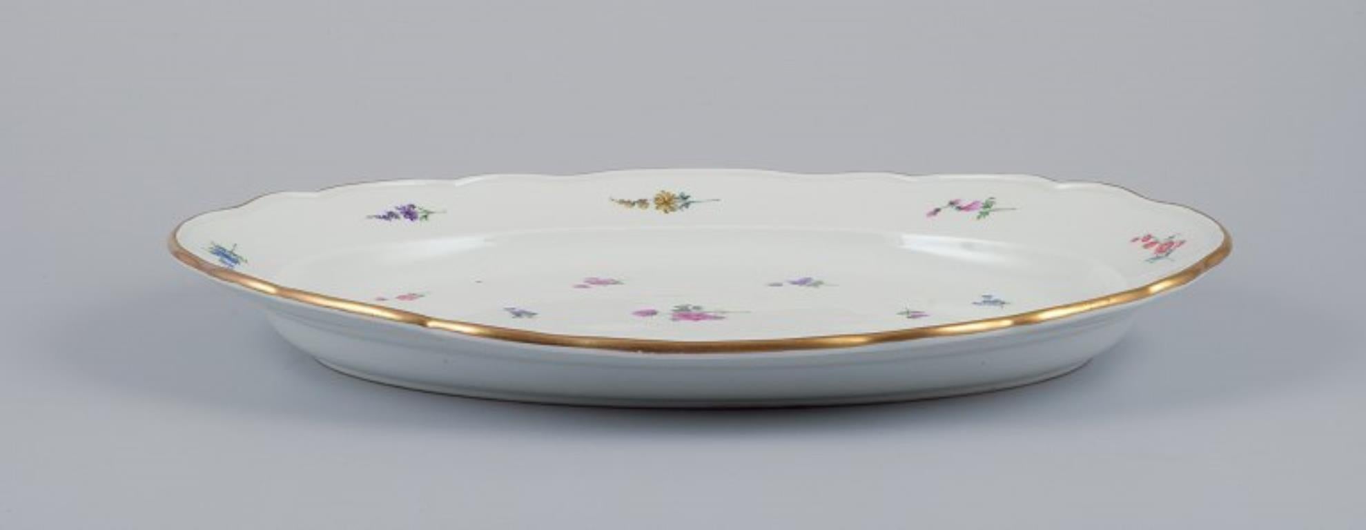 Inizio XX secolo Meissen, Germania, grande piatto da portata ovale con motivi floreali policromi. in vendita