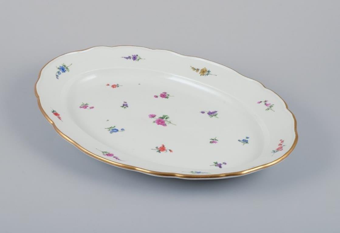 Porcellana Meissen, Germania, grande piatto da portata ovale con motivi floreali policromi. in vendita