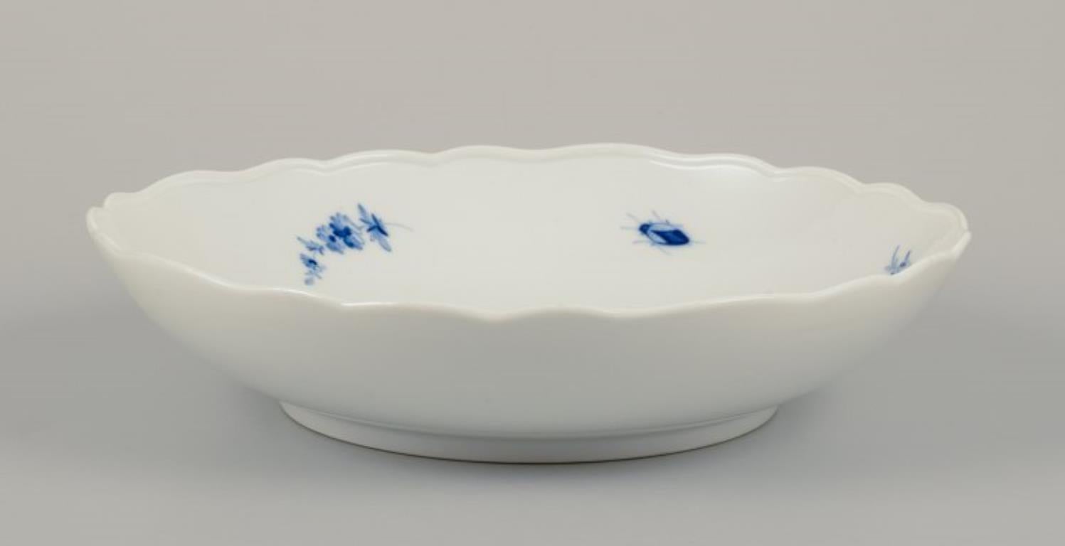 Meissen, Alemania.
Cuenco grande de porcelana.
Pintado a mano con motivos florales e insectos en azul.
Años 20/30.
Marcado.
Primera calidad de fábrica.
En perfecto estado.
Dimensiones: Diámetro 24,5 cm x Altura 5,5 cm.