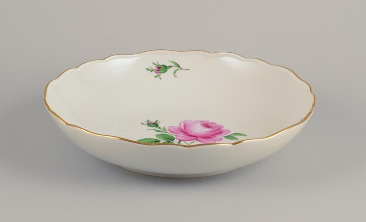 Meissen, Germania.
Grande ciotola in porcellana.
Dipinto a mano con rosa, bordo dorato.
Anni '20-'30.
Firmato.
Terza qualità di fabbrica.
Condizioni perfette.
Dimensioni: Diametro 25,0 cm x Altezza 5,5 cm.