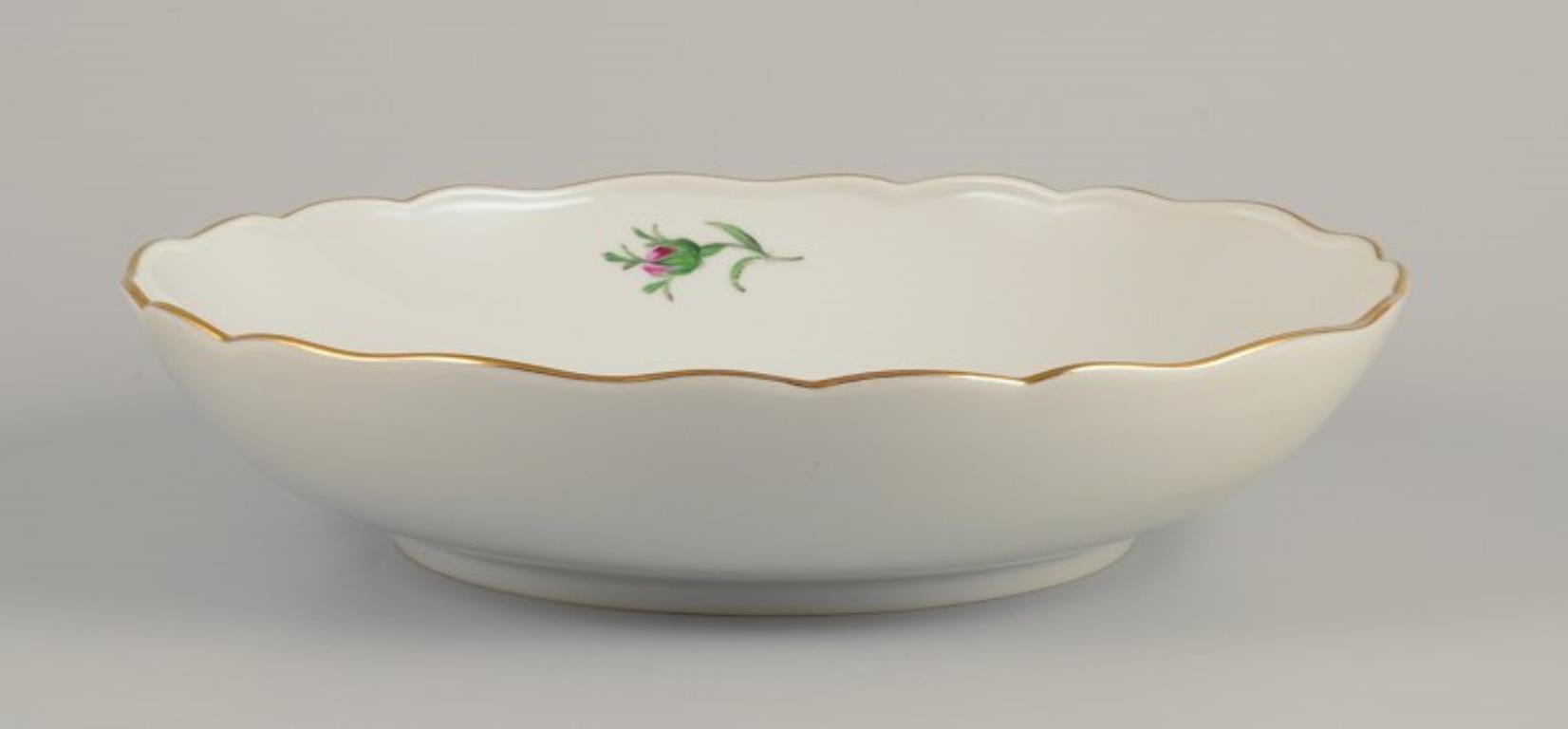 Tedesco Meissen, Germania. Grande ciotola in porcellana. Dipinto a mano con rosa, bordo dorato. in vendita