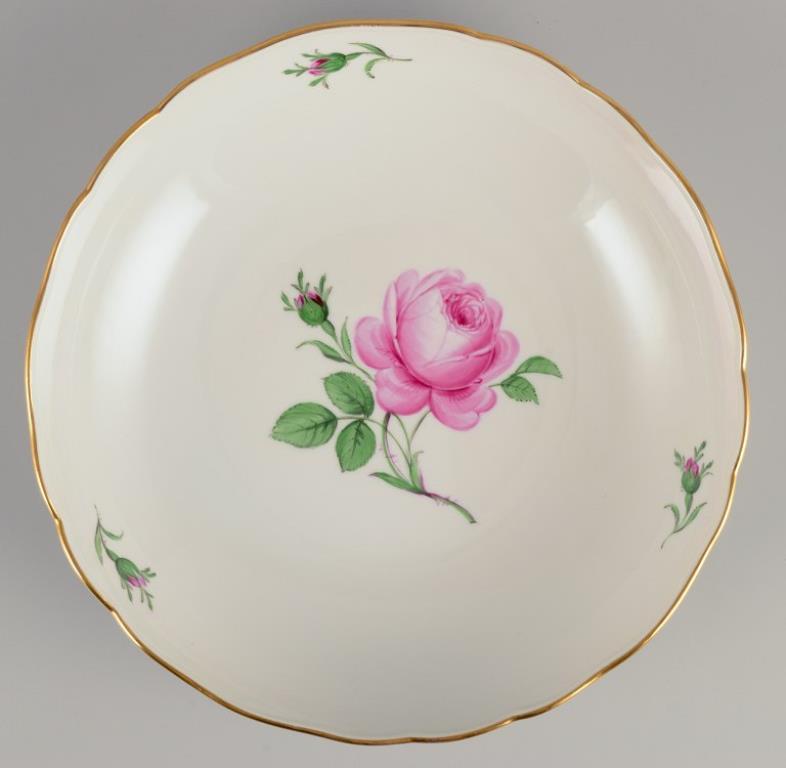 Meissen, Germania. Grande ciotola in porcellana. Dipinto a mano con rosa, bordo dorato. In condizioni ottime in vendita a Copenhagen, DK
