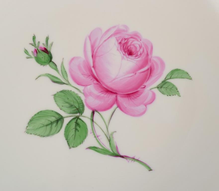 Inizio XX secolo Meissen, Germania. Grande ciotola in porcellana. Dipinto a mano con rosa, bordo dorato. in vendita