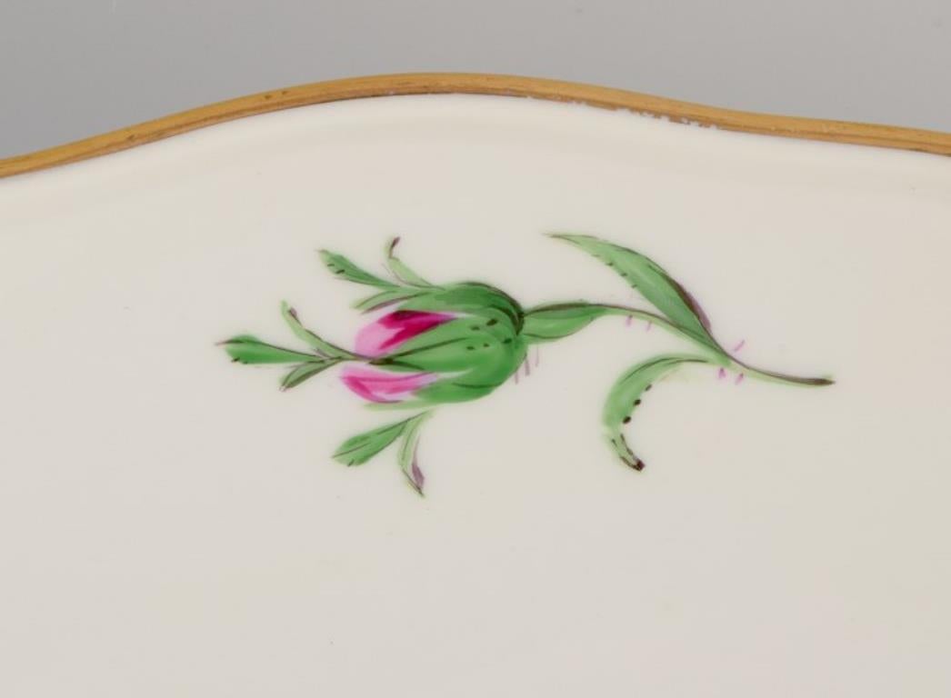 Porcellana Meissen, Germania. Grande ciotola in porcellana. Dipinto a mano con rosa, bordo dorato. in vendita