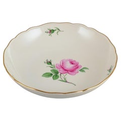 Meissen, Germania. Grande ciotola in porcellana. Dipinto a mano con rosa, bordo dorato.