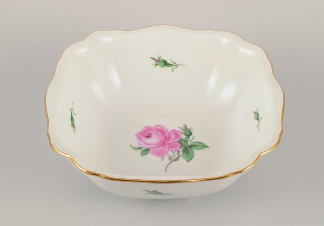 Meissen, Allemagne. Grand bol en porcelaine peint à la main avec un motif de rose rose. Bordure en or.
Vers les années 1920/30.
En parfait état.
Marqué.
Troisièmement, qualité d'usine.
Dimensions : D 26,5 cm. x H 9,6 cm.