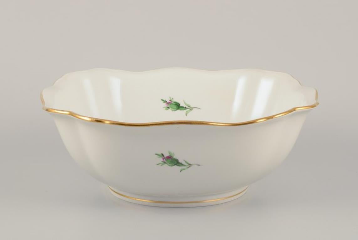 Allemand Meissen, Allemagne. Grand bol en porcelaine avec un motif de rose rose. en vente