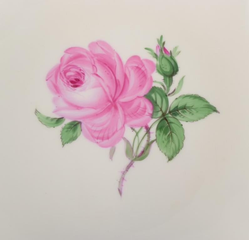 Peint à la main Meissen, Allemagne. Grand bol en porcelaine avec un motif de rose rose. en vente