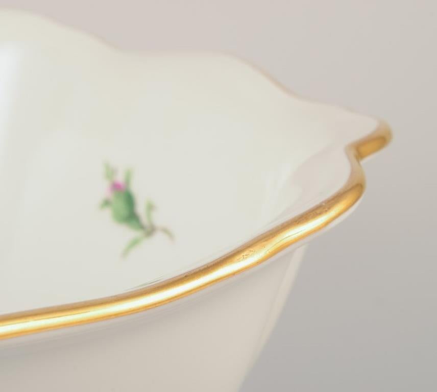 Meißen, Deutschland. Große Porzellanschale mit Motiv einer rosafarbenen Rose. im Angebot 1