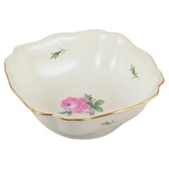 Meissen, Germania. Grande ciotola in porcellana con il motivo di una rosa rosa.