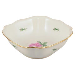 Meissen, Germania. Grande ciotola in porcellana con il motivo di una rosa rosa.