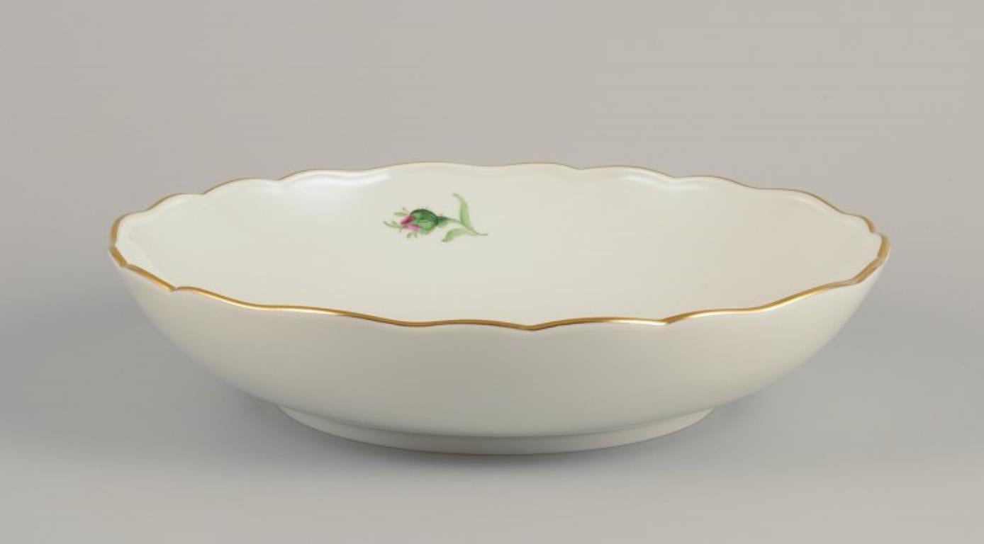 Meissen, Alemania.
Cuenco grande de porcelana.
Pintado a mano con rosa rosa, borde dorado.
Años 20/30.
Firmado.
Tercera calidad de fábrica.
Perfecto estado.
Dimensiones: Diámetro 25,0 cm x Altura 5,5 cm.