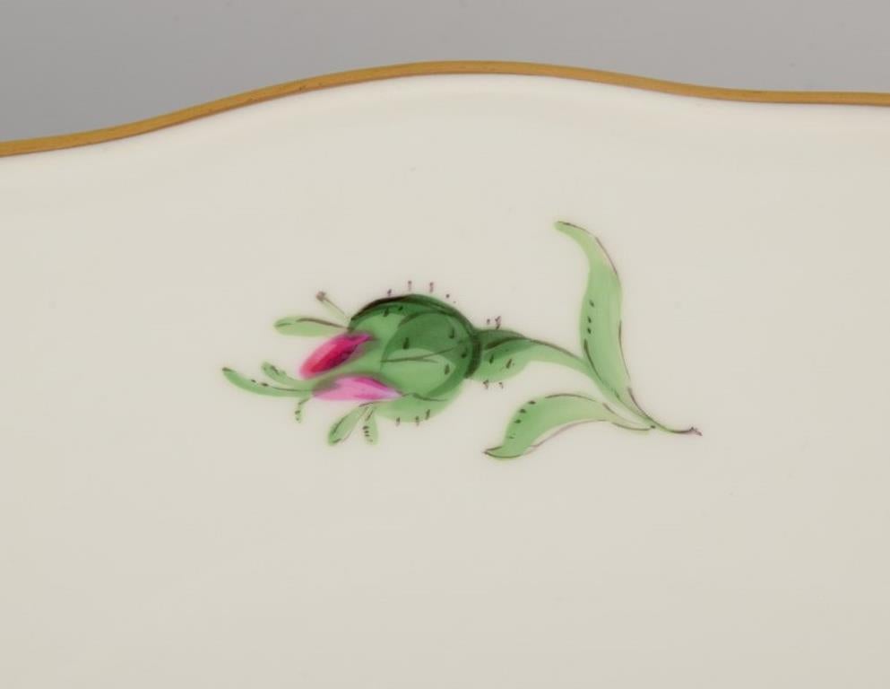 Meissen, Alemania. Gran cuenco de porcelana con rosa rosa y borde dorado. Pintado a mano en venta