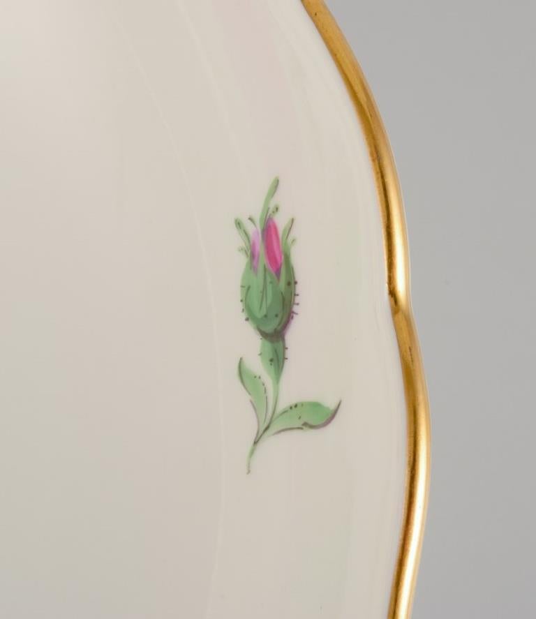 Meissen, Alemania. Gran cuenco de porcelana con rosa rosa y borde dorado. en Excelente estado para la venta en Copenhagen, DK