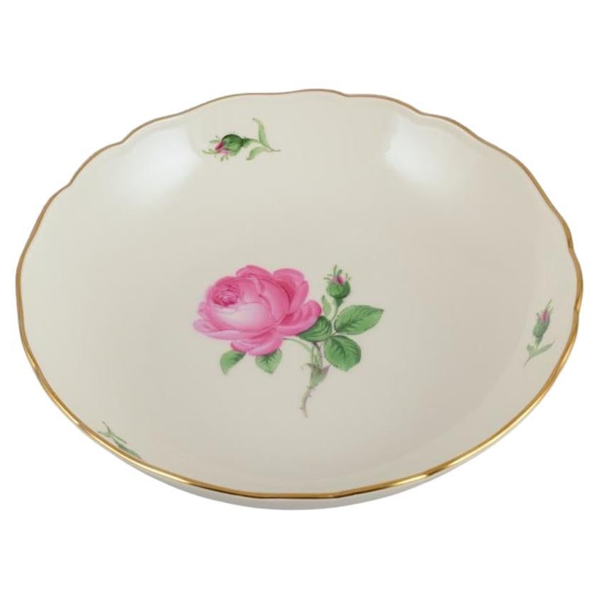 Meissen, Germania. Grande ciotola in porcellana con rosa e bordo dorato.
