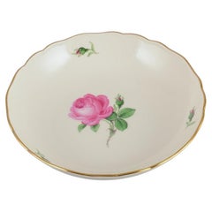 Meissen, Germania. Grande ciotola in porcellana con rosa e bordo dorato.