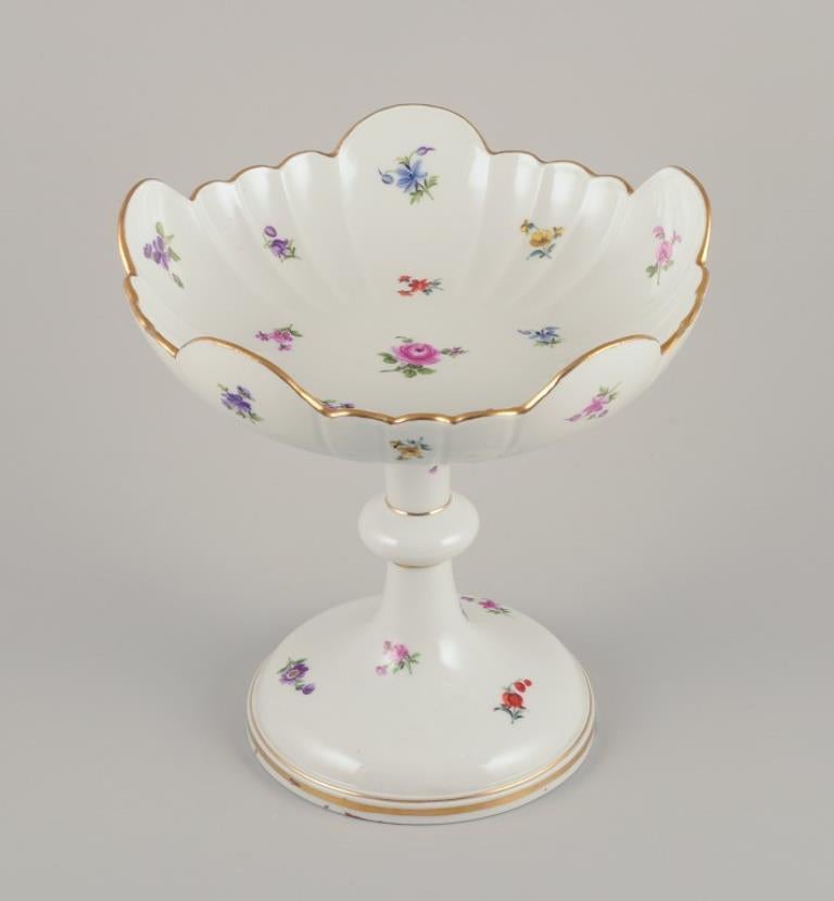 Meissen, Alemania. Gran centro de mesa de porcelana.
Pintado a mano con motivos florales policromados, borde dorado.
Aproximadamente desde 1900.
Firmado.
Perfecto estado con mínimas señales de uso.
Primera calidad de fábrica.
Dimensiones: P 22,5 cm