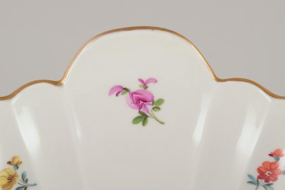 Meissen, Alemania. Gran centro de mesa de porcelana. Aprox. 1900 Pintado a mano en venta